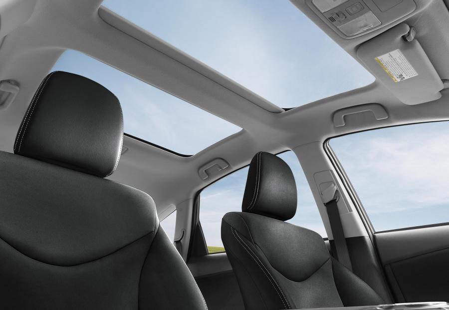  Toyota Prius v 2015 года  (фото 11 из 12)